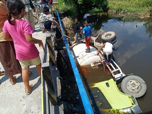 Truk Molen Terguling ke Sungai 1 5 molen 4klm