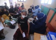 Polda Kalsel “Jembut Bola” Vaksinasi Santri Ponpes Al-Falah