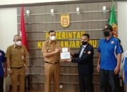 Karang Taruna Banjarbaru Serahakan Bantuan Covid-19