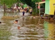 Air Sungai Pasang Tenggelamkan Jalan Simpang Pangambangan