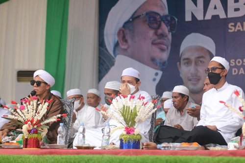 Hal 16 4 KLm Martapura Hadiri maulid