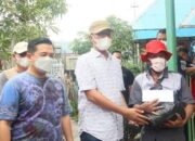 H Ibnu Sina Serahkan Bantuan Korban Kebakaran