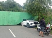 Truk Kontainer Oleng di Tanjakan, Timpa Mobil Fortuner Kapolsek Belimbing