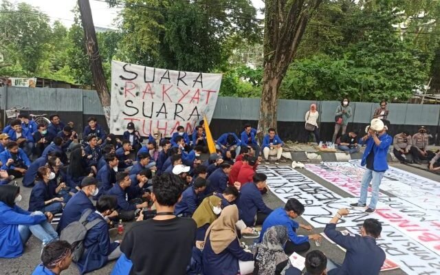 Puluhan Mahasiswa Kalsel Gelar Demo Bersamaan Kedatangan RI 1 di Lambung Mangkurat