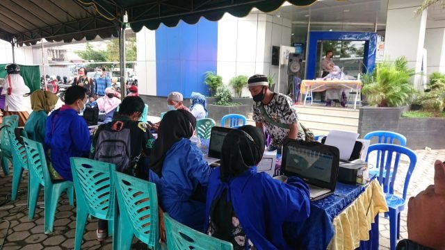 Ratusan Warga Kandangan Ikut Vaksinasi Covid-19 di Kantor BRI 1 IMG 20211028 WA0042 scaled