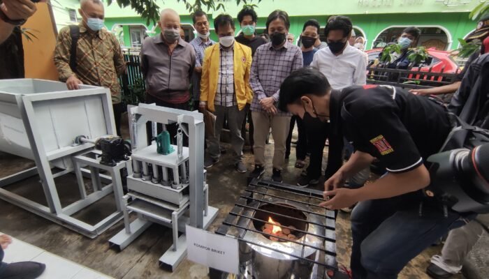 Hasnuryadi Serahkan Alat Pembuat Bricket untuk Warga Kampung Ketupat