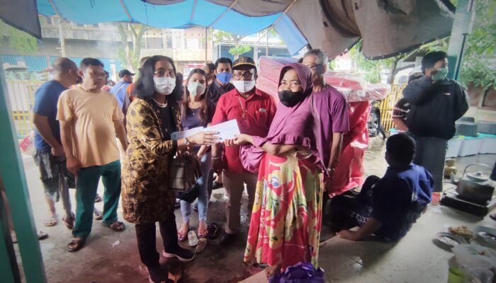 Wakil Rakyat Fraksi PDIP Ini Bantu Wanita Lansia dan Korban Kebakaran