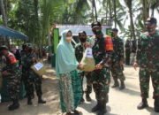 Baksos Pembagian Sembako Dalam Acara Penyerahan Hasil TMMD ke-112 Kodim 1002/HST 7 Baksos Pembagian Sembako Dalam Acara Penyerahan Hasil TMMD ke-112 Kodim 1002/HST