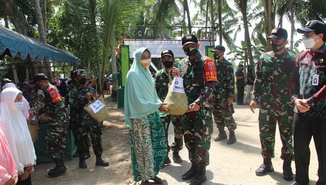 Baksos Pembagian Sembako Dalam Acara Penyerahan Hasil TMMD ke-112 Kodim 1002/HST 1 Baksos Pembagian Sembako Dalam Acara Penyerahan Hasil TMMD ke-112 Kodim 1002/HST