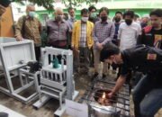 Mahasiswa ULM Kembangkan Alat Pembuat Bricket, Hasnuryadi Serahkan ke Warga Kampung Ketupat 20 Mahasiswa ULM Kembangkan Alat Pembuat Bricket, Hasnuryadi Serahkan ke Warga Kampung Ketupat