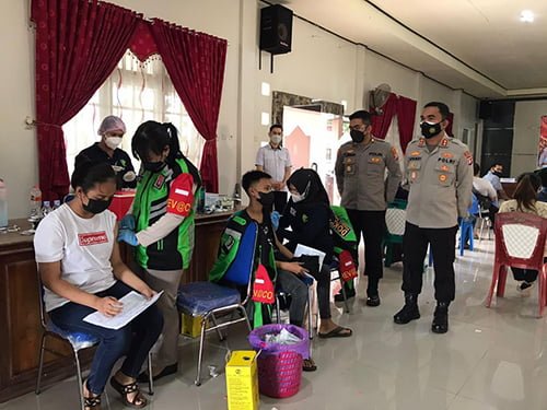 Vaksinasi Gerai Presisi Polres Bartim Diserbu Pelajar 1 15 Bartim Kapolres Bartim dan Kabag Ops saat memantau jalannya proses vaksinasi