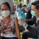 15 Bartrim1 Seorang ibu mngikuti vaksinasi massal