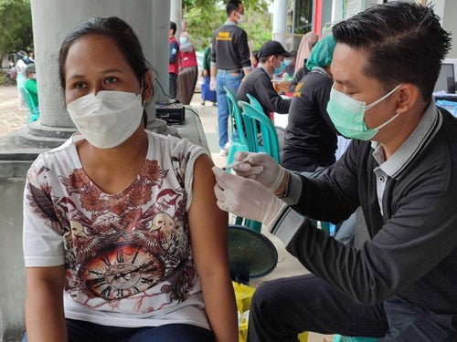 Pemkab Bartim Masifkan Vaksinasi Massal COVID-19 ke Desa - Desa 1 15 Bartrim1 Seorang ibu mngikuti vaksinasi massal