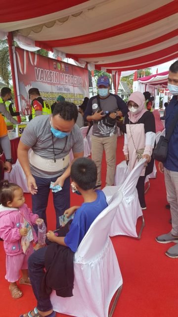 Gubernur Kalteng Tinjau Vaksinasi Merdeka di Bundaran Besar Palangka Raya 1 15 Kalteng 1 Gubernur Kalteng H Sugianto Sabran meninjau program pelaksanaan vaksinasi scaled