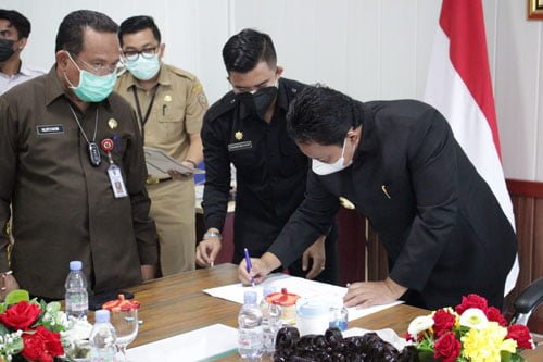 15 Kalteng 1 Wakil Gubernur Kalteng H Edy Pratowo saat penandatanganan 3 nota kesepakatan