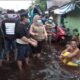 15 Kalteng 2 Gubernur saat meninjau banjir di komplek mendawai