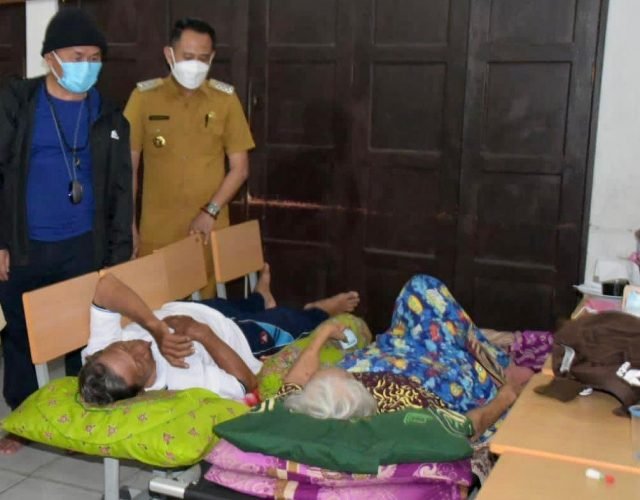 Gubernur Sugianto Sambangi Warga Terdampak Banjir di Tenda Pengungsian 1 15 Kalteng HL Gubernur bersama walikota tinjau tenda pengungsian scaled