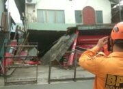 Rumah Bertingkat Dua di Kelayan Mendadak Roboh 28 Rumah Bertingkat Dua di Kelayan Mendadak Roboh