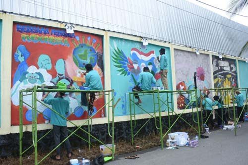 Tembok Kolam Renang Pelajar Dibebaskan Kreatifitas Mengkritik 1 Hal 10 3 KLm Mural