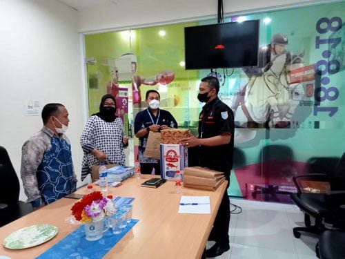 Diskominfostandi-Jurnalis Banjar Belajar ke Diskominfotik DKI Jakarta 1 Hal 16 4 KLm Martapura Tukar cenderamata