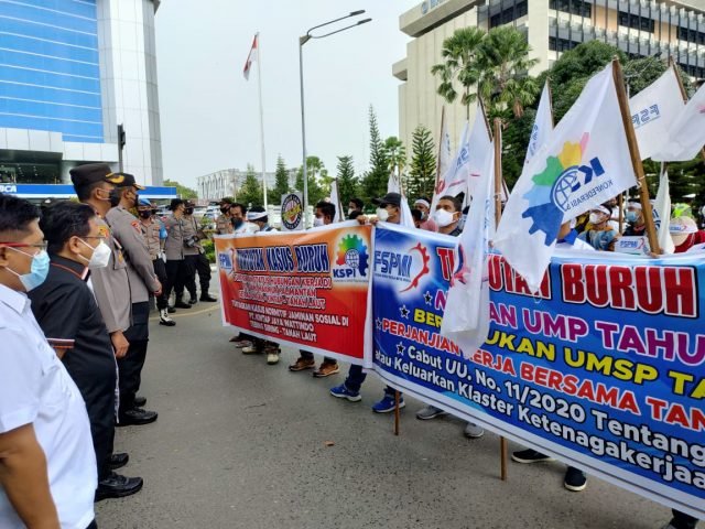 Buruh Tuntut Kenaikan UMP 1 IMG 20211110 WA0035 scaled