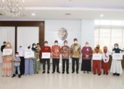 Menteri Kelautan dan Perikanan Serahkan Santunan BPJAMSOSTEK Senilai Rp1,99 Miliar untuk 21 ABK KM Hentri I 21 Menteri Kelautan dan Perikanan Serahkan Santunan BPJAMSOSTEK Senilai Rp1,99 Miliar untuk 21 ABK KM Hentri I