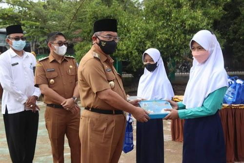 Kotak Bekal Makanan Sehat Dibagikan ke Siswa SMPN 3 Kandangan 1 hal 12 HSS 3 klm 6