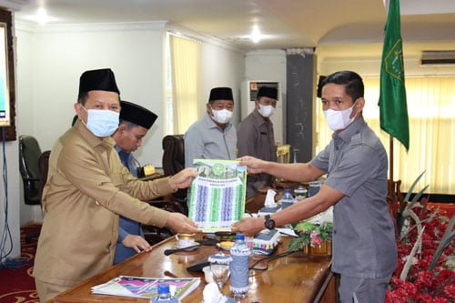Lima Fraksi DPRD Tapin Menerima Raperda APBD Tahun 2022 1 hal 12 Tapin 35 klm 9