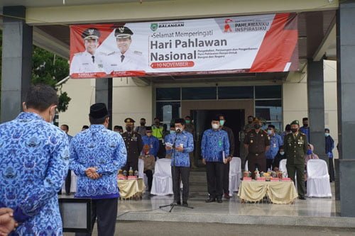 Bupati Pimpin Upacara Peringatan Hari Pahlawan 1 hal 2 Ba 3 klm