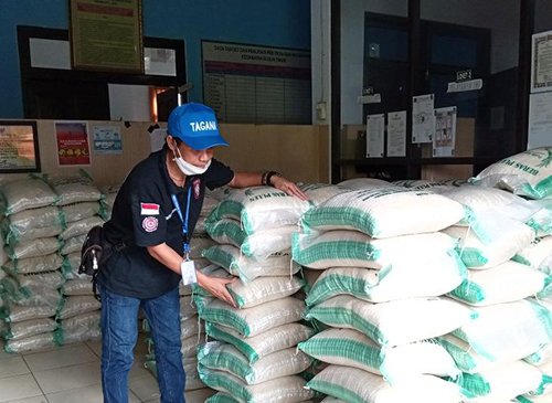 15 Bartim Kabid Sosial Santai Nyawit melakukan pengecekan bansos