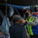 15 Bartim1 Polantas Polres Bartim memasangkan masker