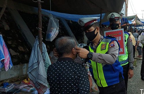 15 Bartim1 Polantas Polres Bartim memasangkan masker
