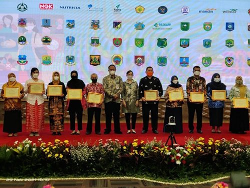 15 Kalteng 1 Penyerahan penghargaan anugrah bhakti husada