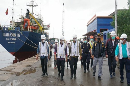 15 Kalteng 1 Wagub Kalteng H EDy Pratowo dan rombongan saat meninjau pelabuhan trisakti