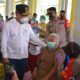 15 Kalteng HL Gubernur Kalteng Hrr Sugianto Sabran saat meninjau pelaksanaan vaksin