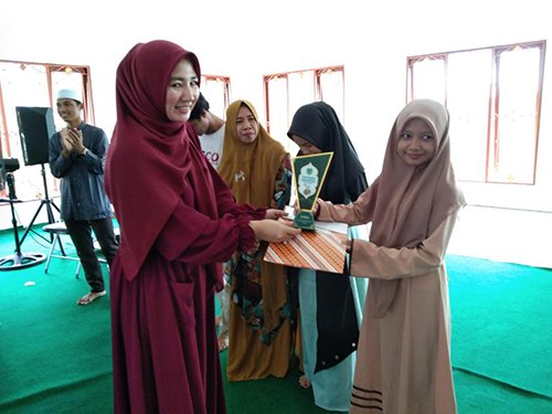 15 Katingan Ketua DPD Lasqi Katingan Endang susilawatie memberikan hadiah kepada pemenang FSQ