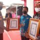 16 Foto Kapuas menerima penghargaan