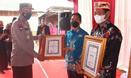 16 Foto Kapuas menerima penghargaan