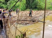 Bersama Rakyat Polri/TNI Bersihkan Sampah Pasca Banjir 12 Bersama Rakyat Polri/TNI Bersihkan Sampah Pasca Banjir
