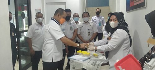 Anggota BNNK Banjarmasin Menjalani Tes Urine 1 5 tes 3klm