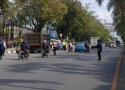 Petugas Tilang Puluhan Truk Langgar Larangan Jam Masuk 26 Petugas Tilang Puluhan Truk Langgar Larangan Jam Masuk