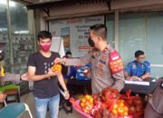 Polsek Banteng, Membagikan Buah Kepada Pedagang 23 Polsek Banteng, Membagikan Buah Kepada Pedagang