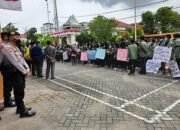 Ratusan Mahasiswa Datangi DPRD HSU Sampaikan Aspirasi 25 Ratusan Mahasiswa Datangi DPRD HSU Sampaikan Aspirasi