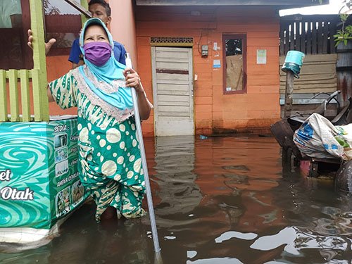 Gegara Banjir, Masniah Tak Bisa Masak dan Diserang Gatal-gatal 1 Hal 10 2 Klm Nenek Maniah