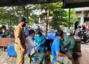 Pol PP-Diskominfo Ajak Pedagang Pasar Divaksin