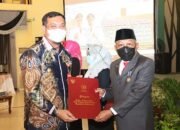 Walikota Beri Tanda Kehormatan Satyalencana Bagi ASN Purna Tugas