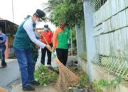 Wartono dan Warga Bersihkan Drainase