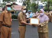 Wartono Serahkan Penghargaan Satuan Pendidikan