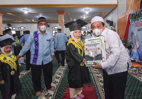 Hal 16 4 KLm Martapura WISUDA SANTRI 2