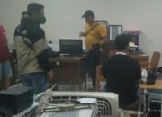 Tersangka Penganiayaan Diantar Keluarganya ke Mapolsekta Banteng 9 Tersangka Penganiayaan Diantar Keluarganya ke Mapolsekta Banteng